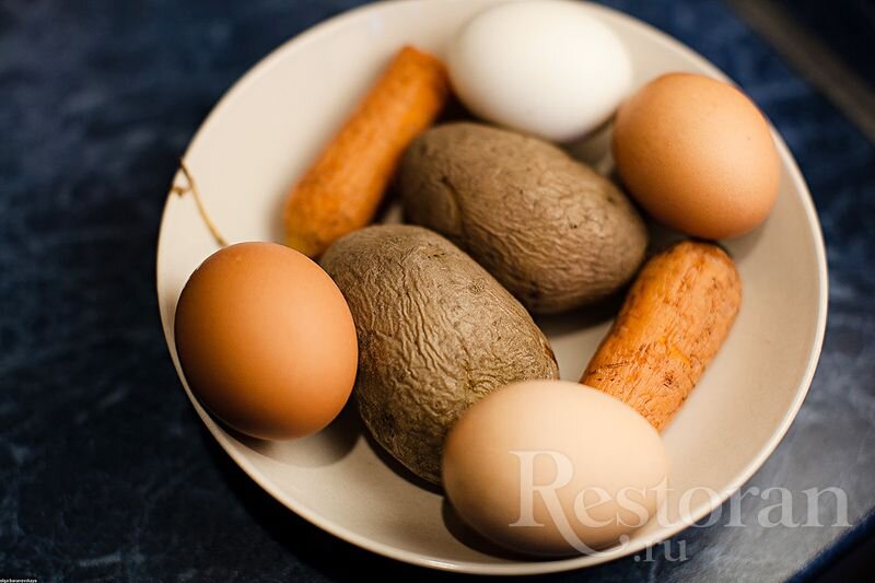 Заранее необходимо отварить и остудить картошку с морковкой и яйца. Овощи при варке непременно посолим.