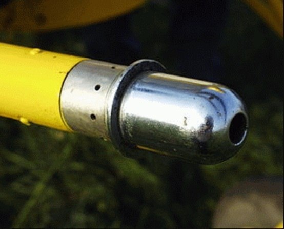 Трубка Пито-Прандтля. В отверстии по центру измеряют полное давление, а в боковых отверстиях -статическое. Разность полного и статического давления и есть скоростной напор