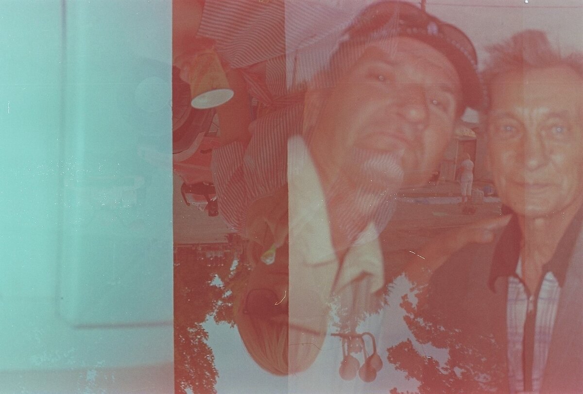 Селфи возрасту не помеха. 
Некоторые кадры получились с мультяшностью, видать, что-то пошло не так. На фото два мужичка, у которых была приобретена камера с плёнкой.