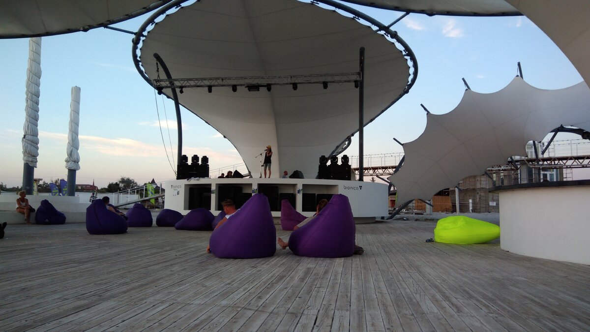 Где-то год назад властями было принято решение о создании на территории  z-city. Отдыхая в этом году в Поповке мы решили зайти на этот пляж ,и были приятно удивлены насколько всё преобразилось.