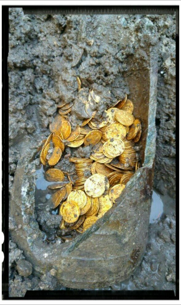 В Италии открылись сотни старинных римских монет - и они могут стоить миллионы... 
Археологи, проводящие копанию под театром Cressoni в Комо, Италия 10 сентября, были удивлены поразительным открытием сотен золотых монет, которые относятся к позднеримской имперской эпохе в пятом веке.

«Мы еще не знаем подробно историческое и культурное значение этого открытия, но эта область является настоящим сокровищем для нашей археологии», - сказал министр культуры Италии Альберто Бонисоли в сообщении Facebook после открытия.

Монеты были найдены в кувшине из мыльного камня, который был слегка взломан, чтобы открыть сверкающие золотые монеты.

На пресс-конференции, посвященной открытию 15 сентября, Бонисоли описал это открытие как «эпохальное», поскольку он рассказал о новых деталях, которые его команда обнаружила при первом обследовании артефактов.

Бонисоли заявил: «Более чем исключительное это эпохальное, одно из тех открытий, которое знаменует ход истории».

Внутри банки было найдено около 300 монет, а команда Бонисоли считает, что точный год, который они датируют, составляет 474 г. до н.э.

Кроме того, у великолепной находки есть какая-то тайна, окружающая его. Бонисоли объяснил, что необычные найти древние монеты из этой эпохи в банке, как недавно обнаруженные.

Еще неизвестно, насколько монеты могут стоить, хотя итальянские СМИ сообщили, что они вполне могут стоить миллионы евро .

Исторический театр Cressoni 18-го века был впервые построен в 1870 году, прежде чем он превратился в кинотеатр, который в конце концов закрыл свои двери в 1997 году.

Здание должно было быть разрушено, чтобы освободить место для нового жилого комплекса, но строительство было временно приостановлено после этого последнего открытия, чтобы дать археологам время для проведения более раскопок на этом участке.

Действительно, исследователи стремятся увидеть, что еще они могут раскрыть. По словам местного начальника археологии Луки Ринальди , «этот вывод демонстрирует эффективность мер защиты, знаний и совершенствования, проводимых министерством через Суперинтенданты, и призывает к еще более конкретным обязательствам по расширению практики превентивной археологии даже в контексте частного инициатива.

Ринальди также добавил, что это открытие - «практически целая коллекция, в отличие от всего, что когда-либо было найдено в северной Италии».