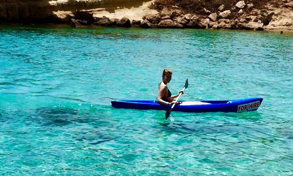 Или вот так. Экологичненько, только силой рук. Но боязно. Волна посильнее и ты в воде.