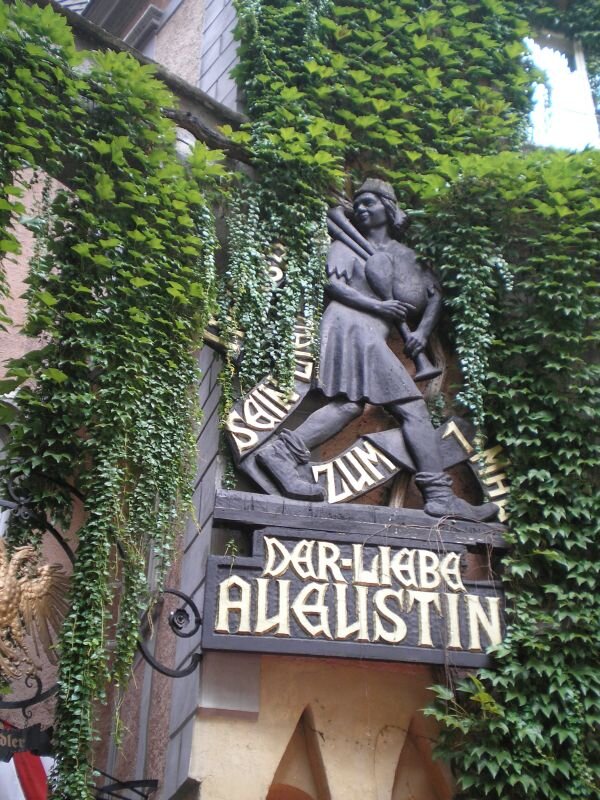 Барельеф ресторана Griechenbeisl 