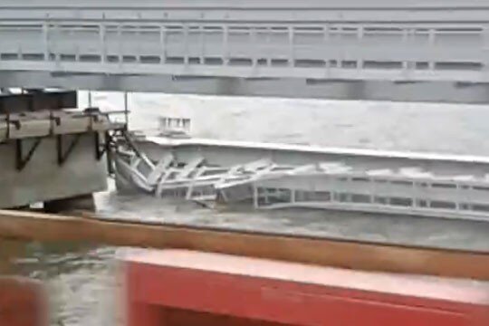 На фото: обрушение железнодорожного пролета Крымского моста, случившееся в октябре 2018 года