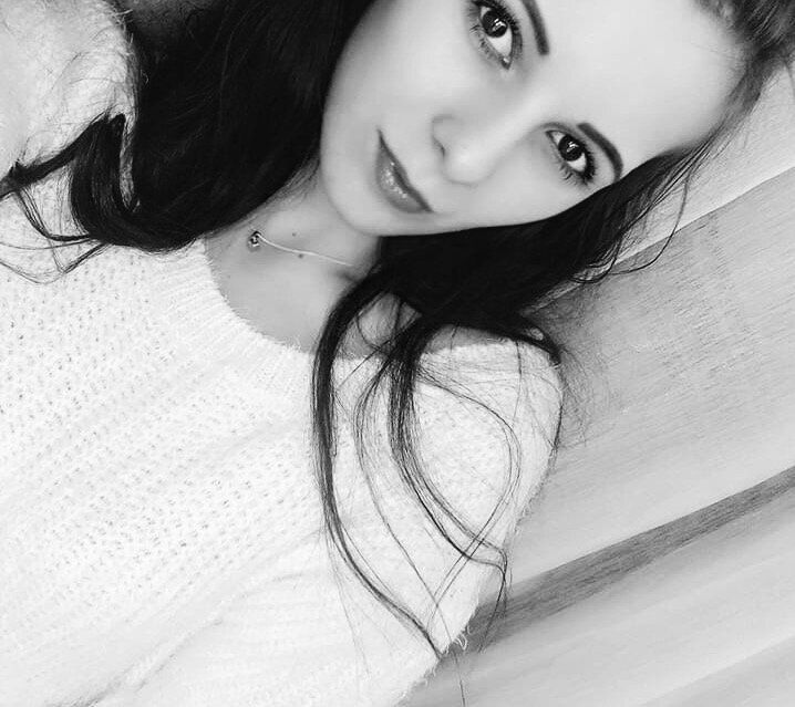 Она носит белый цвет                                                                                                                                        Любит дым от сигарет                                                                                                                                                              Аромат её духов                                                                                                                                     Возбуждает вновь и вновь                                                                                                                                     Вы любите белый цвет?Лично я влюблена в него!! Я просто тащусь от белого!!!                     В этом году я снова стала покупать белый цвет. Я покупаю не только белые свитера и платья,но и белую обувь. Почему я не делала этого раньше? Да потому что,как и многие боялась его брать. Ведь с ним много мороки и белый сильно пачкается. Так же есть риск выкинуть вещь всего после одного раза выхода на улицу. Лично у меня такое бывало часто! И на какое-то время я перестала носить белый цвет и подсела на серый,черный и тд. Одним словом более темные цвета. Ведь их легче застирать и они не такие маркие. И знаете что? Я зря это делала!!!! Я зря не брала,боялась...Или все же взяв сквозь страх и сомнения,тряслась над этими вещами. И я так жалею! Ведь белый мне так идёт)) Да и смотрится он нереально круто. Просто бомба!!!!...                                                                                    В начале статьи я написала строчки из трека своих знакомых. Можно сказать они этими строчками,напомнили мне о белом цвете. О том,какой он красивый и какой милой и прекрасной может быть девушка в белом. Их трек уже больше чем полгода я не перестаю слушать. Он является для меня вдохновением и стимулом к ношению  белого... Так же мой любимый человек мотивировал меня к ношению белого. Он тоже обожает когда я надеваю белые вещи. Он научил меня правильно обращаться и носить белый. Открыл мне тайны стирки белого))) Да и вообще стирки. Признаюсь вам честно,до встречи с мужем я не умела стирать,готовить и убирать толком. Во мне были только задатки. Ведь меня не учили это делать,а говорили что я просто должна это делать!! А правильно я это делаю или нет,никого не волновало. И только мой муж стал для меня учителем,мамой и папой,подругой,стилистом. Одним словом он заменил мне всех...Благодаря ему,я неотразима!!!!      Поэтому я теперь без страха буду носить белый. Так как научилась с ним обращаться. У меня есть желание и стимул его носить.            Теперь я очаровашка в белом))))                                                                                                                         Ну а вам советик! Носите свои любимые цвета!!!!Ношение любимого цвета поднимает настроение.Проверено мной!)))))) Всем хорошего дня и прекрасного настроения))))✌🏻️