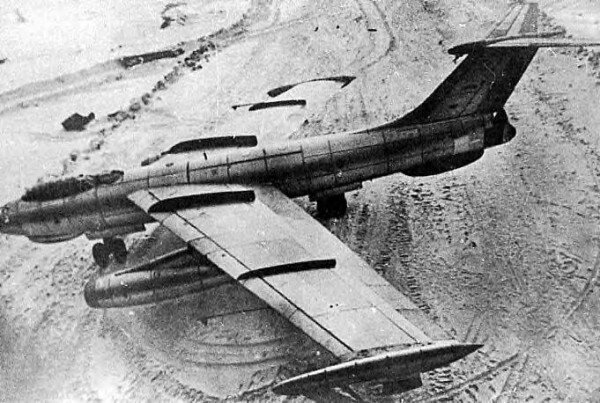  1. Фронтовой бомбардировщик Junkers EF-150 ("Изделие 150"), построенный в СССР в 1952 г. Этот самолёт послужил прототипом для первого немецкого реактивного пассажирского самолёта "152", построенного позже в  ГДР.  Источник фото: discaircraft.greyfalcon.us 