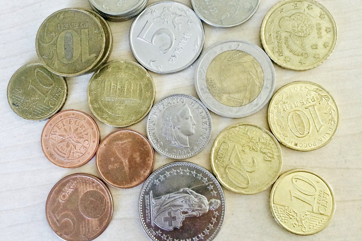 Рубли, евро и евроценты, швейцарские франки
