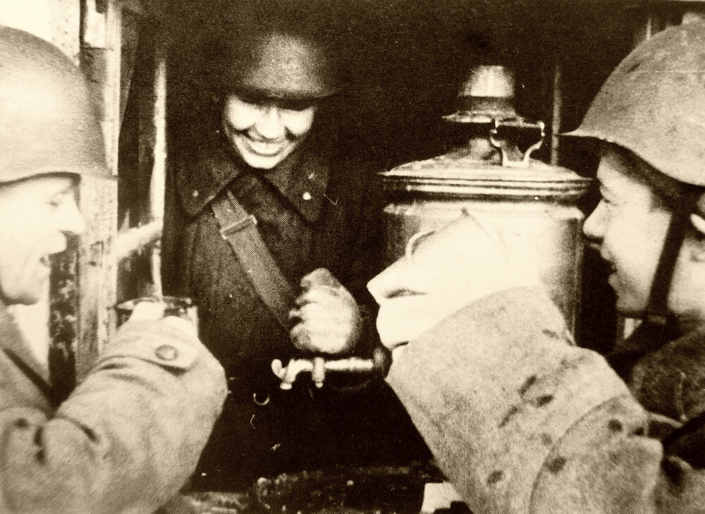 Красноармейцы пьют чай у самовара в Сталинграде. Кадр из кинохроники, вошедшей в документальный фильм «Сталинград» (1943 г.) режиссера Л. Варламова. 1942 г.