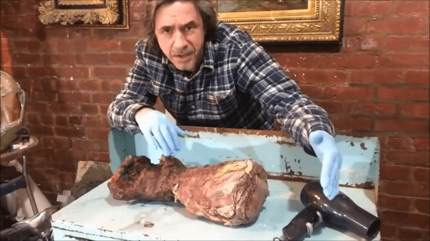 Питер Кейн демонстрирует замороженную руку снежного человека