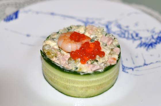 Сегодня хочу поделиться с вами рецептом моего любимого салата - это праздничный салат с морепродуктами.