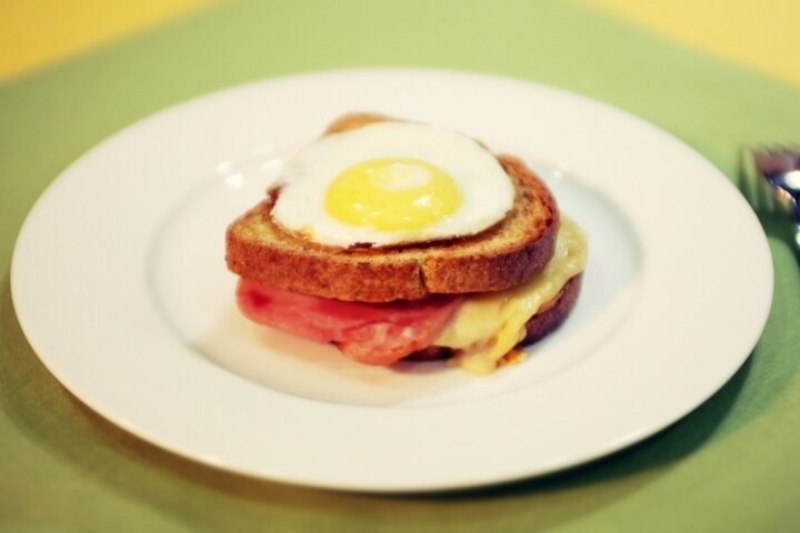 Легендарный сэндвич, родом из Франции. Готовится с соусом бешамель.