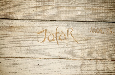 Некто Джафар в 1985 году нацарапал своё имя. Джафар уехал, а «творчество» осталось. 