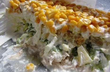 Салат с ананасом, и курицей, и кукурузой