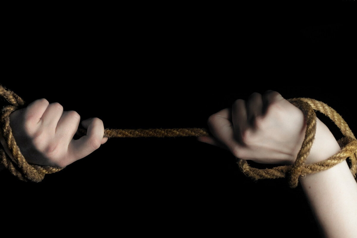 Как называется высокая связанная. Веревка в руке. Связанные руки. Связанные руки веревкой. Девушка с веревкой в руках.