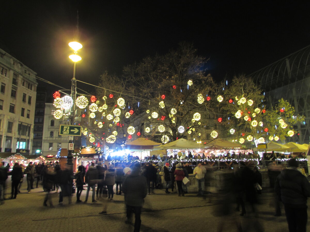 Улицы украшены красиво и ярко