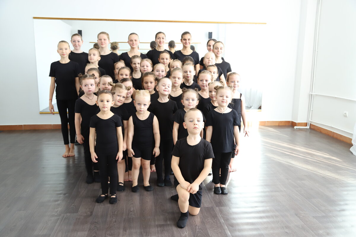 Когда мы переехали в Адлер, то отвели ребёнка на танцы в танцевальную школу рядом с домом. Но что-то было не так: скучно, не было теплого общения, да и результатов особо не заметили.