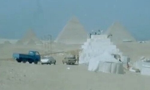 Пирамида-макет на фоне пирамид Гизы 