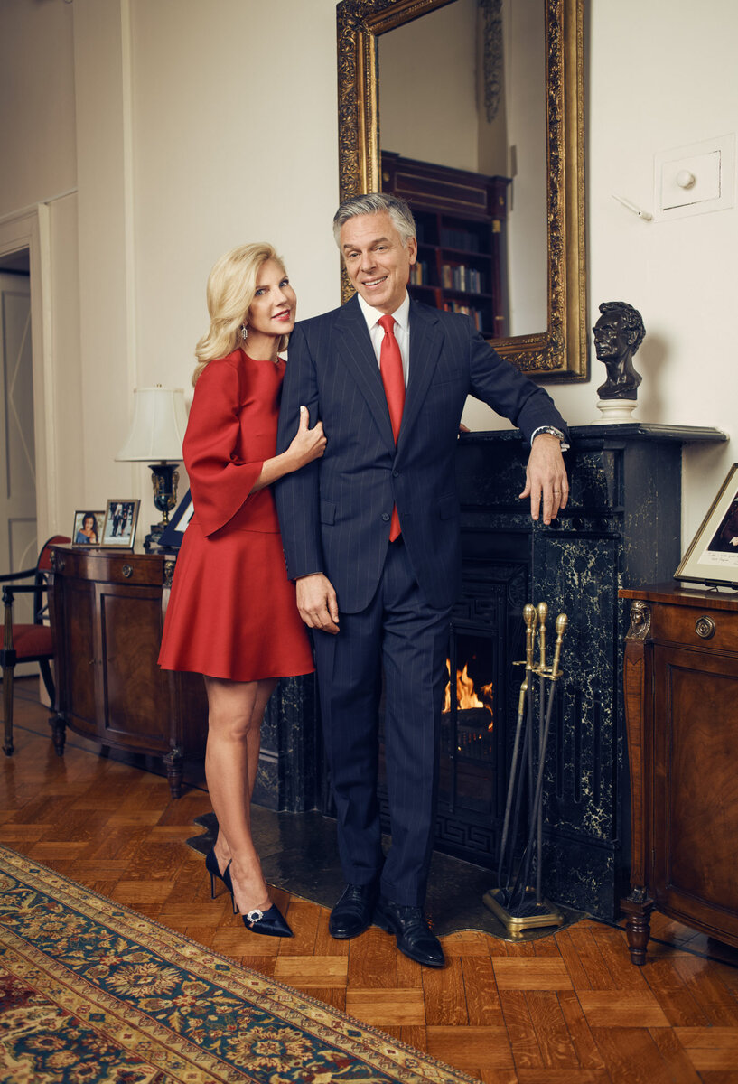 НА МЭРИ КЕЙ: ПЛАТЬЕ ИЗ ШЕРСТИ И ШЕЛКА, VALENTINO; ШЕЛКОВЫЕ ТУФЛИ СО СТРАЗАМИ, GIANVITO ROSSI; СЕРЬГИ CLASSIC ИЗ БЕЛОГО ЗОЛОТА С БРИЛЛИАНТАМИ, MERCURY.