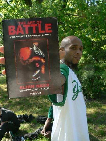 Действующий Призедент ZULU KINGZ 
представитель 4 поколения
Alien Ness aka Ness4
В руках держит свою авторускую книгу "The Art Of Battle"