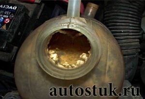 В систему охлаждения современных машин заливают антифриз. Он бывает красный, зеленый. О том, можно ли смешивать красный и зеленый антифриз, а также смешивать антифриз с тосолом мы разбирали. В том материале даже есть видео, где после смешивания этих жидкостей, смесь начала пениться и выливаться из емкости.В систему охлаждения старых авто заливают тосол или воду, как обычную, так и дистиллированную. Объем жидкости в системе в разных марках и моделях машин разный.