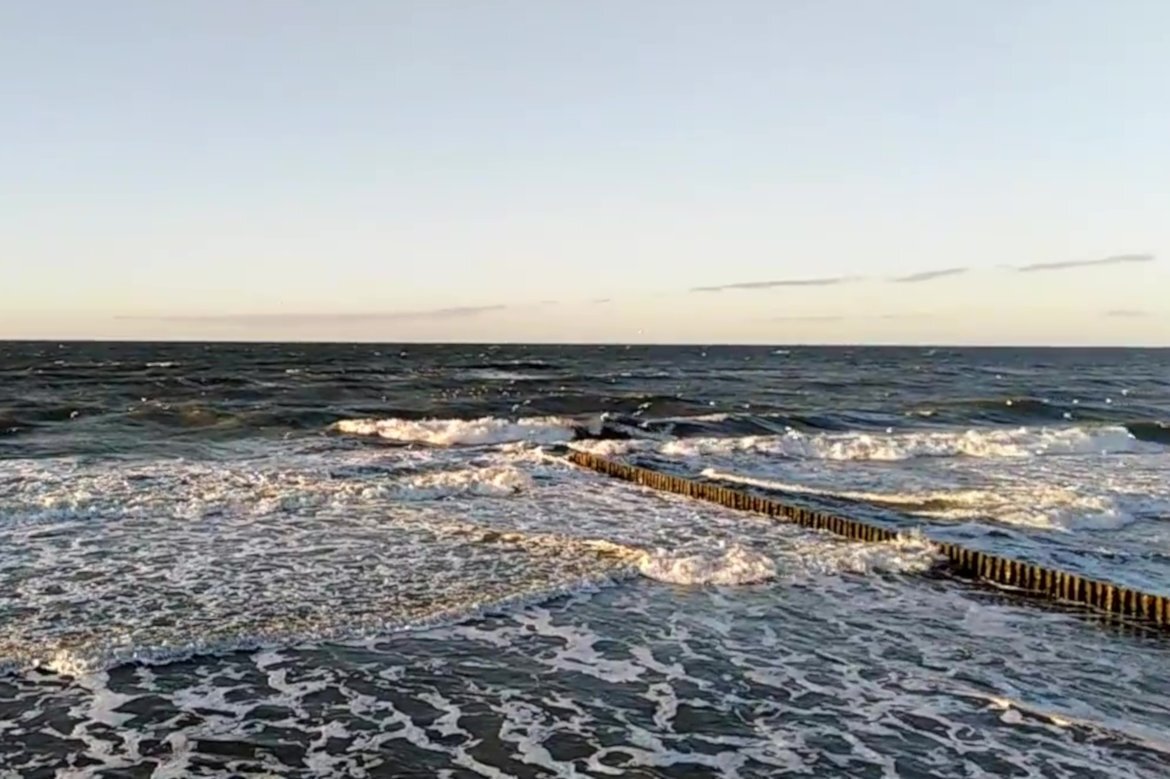 Вода в зеленоградске температура сегодня балтийском море. Балтийское море Зеленоградск. Зеленоградск море шторм. Шторм на Балтийском море сейчас в Зеленоградске Калининградской. Зеленоградск море в марте.