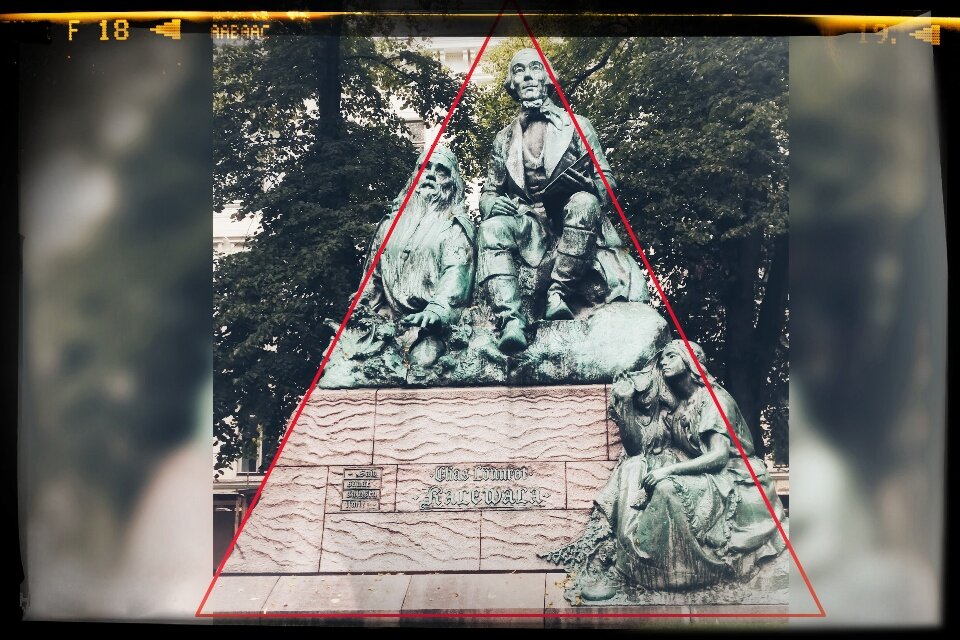 Композиция памятника укладывается в треугольник.