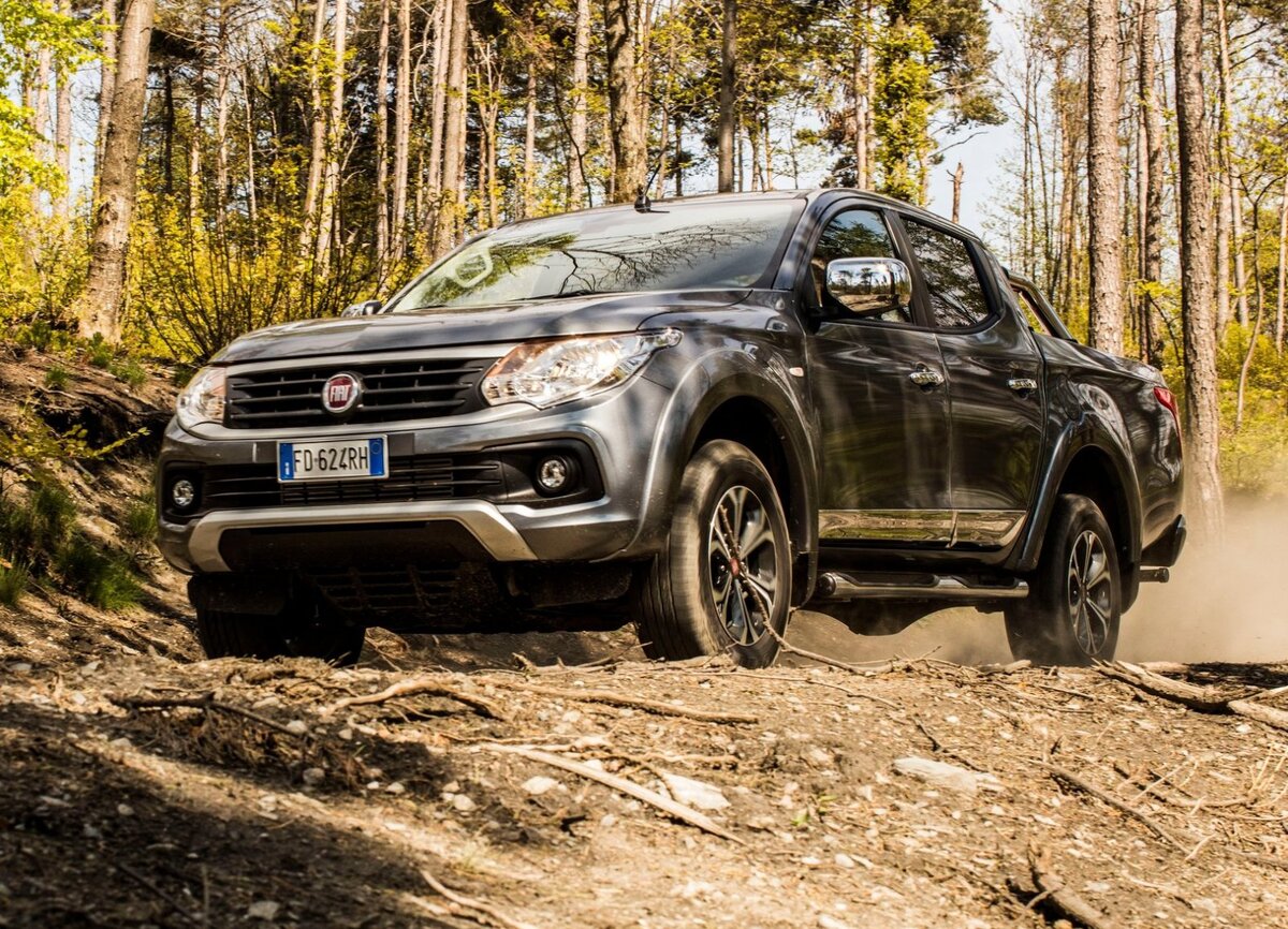 Fiat Fullback. В профиль его не отличить от L200. (фото: https://www.simplycars.ru/cache/front/photoalbums/78/161919/1580x1140.jpg)