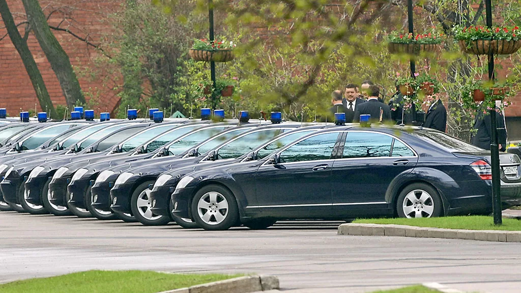 Много ездят. Служебные машины депутатов Госдумы РФ. Автопарк Госдумы РФ. Машины чиновников. Служебные машины чиновников.