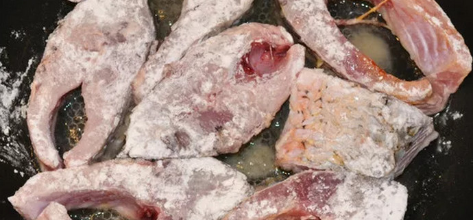 Жареный сазан кусочками в духовке. Стейк сазана. Сазан жареный на сковороде. Сазанчик меню. Шашлык из сазана на мангале.