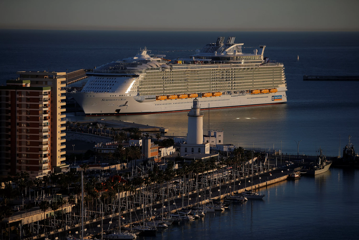 В порту Малага представили крупнейший в мире круизный лайнер «Симфония морей» (Symphony of the Seas). Он официально передан французскими верфями компании Royal Caribbean. Об этом сообщает газета El Pais. 
По вместительности «Симфония морей» бьет рекорд своего предшественника — «Гармонии морей»: лайнер составляет 362 метра в длину и 72,5 метра в высоту. Строительство судна заняло три года, стоимость проекта составила $ 1,3 млрд.
