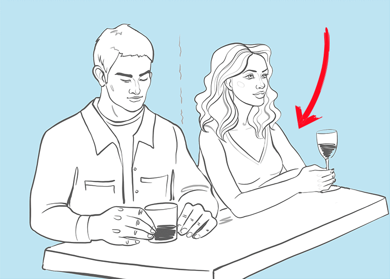 Если она физически достаточно близко, чтобы постучать ей по плечу, или если вы заметили, что она натолкнулась на вас, она, вероятно, заинтересована.