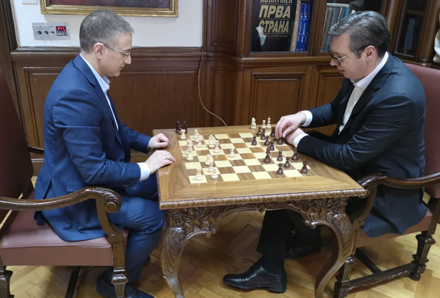 Вучич (справа) играет в шахматы со Стефановичем