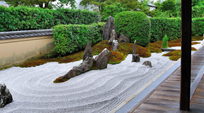 Классический японский сад камней карэсансуй