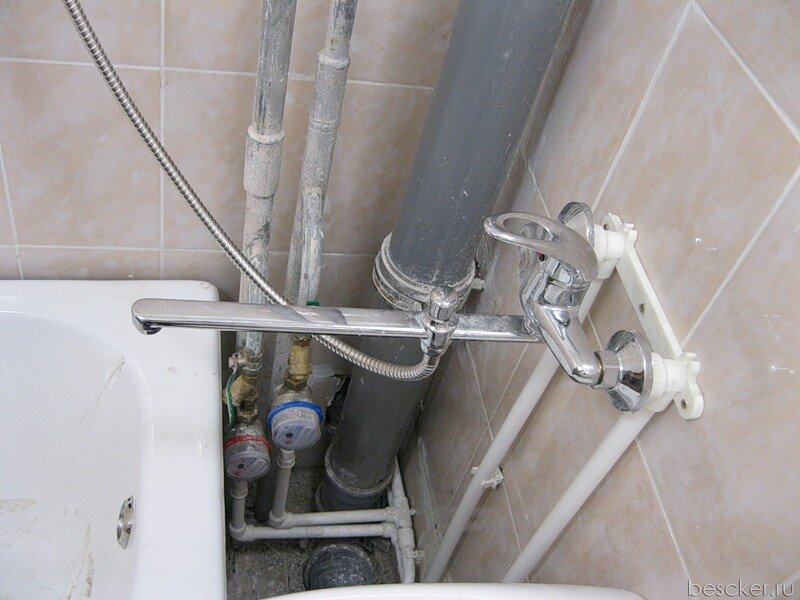 Установка своими руками смесителя в ванной: особенности монтажа