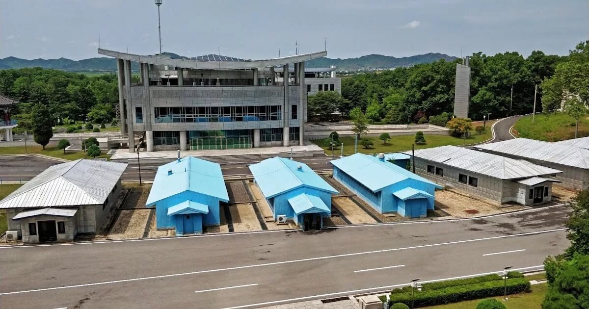 Военная база в Пунмунджом, граница. Фото с сайта https://im0-tub-ru.yandex.net