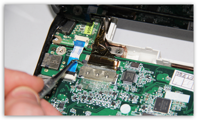 Отвечает ноутбуке. Разъём матрицы материнки ноутбука ASUS. Шлейфы на материнской плате ноутбука. Шлейф видеокарты ноутбука. Шлейф дисплея на плате ноутбука