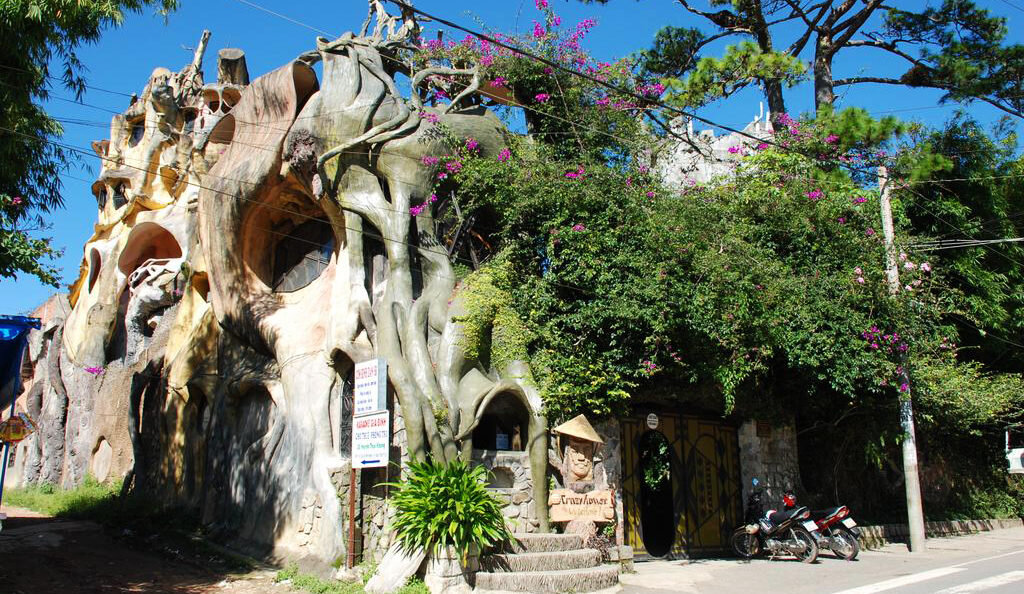 Название данного отеля, находящегося во Вьетнаме переводится на русский язык, как «Сумасшедший дом».