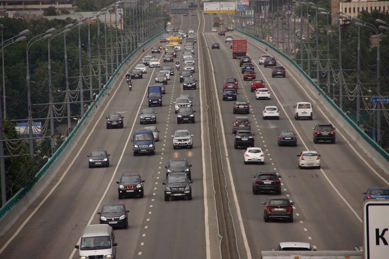 Обычный городской поток. Свободное пространство есть, но приемлемую дистанцию держат далеко не все.