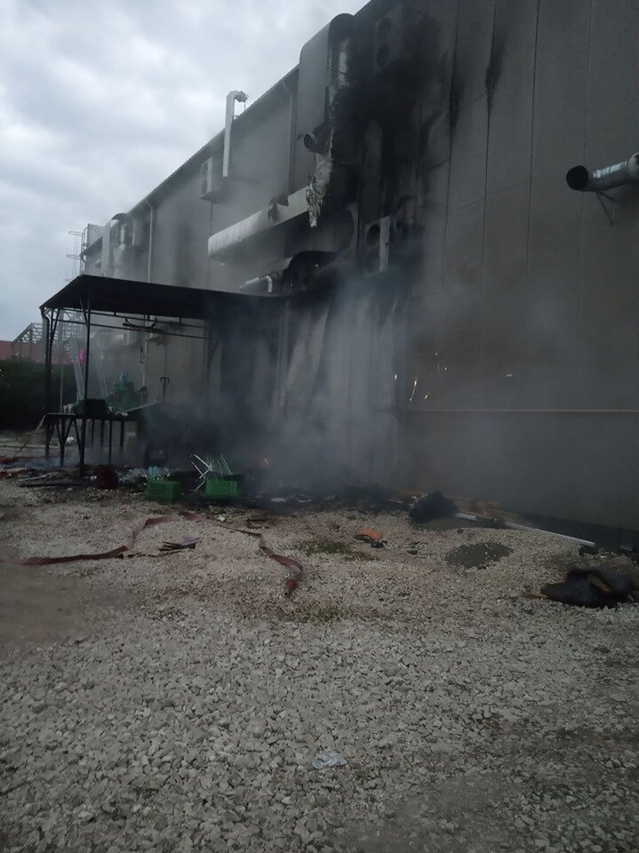 Здание, расположенно в микрорайоне Dacia, в котором находится кафе и супермаркет. К счастью, пострадавших нет. Причину возгорания еще предстоит установить. 
