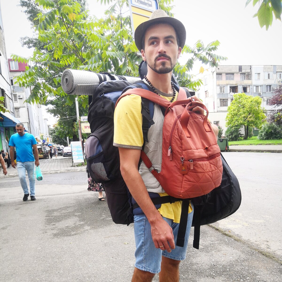 Лёша с рюкзаками и гитарой, на пути в Турцию