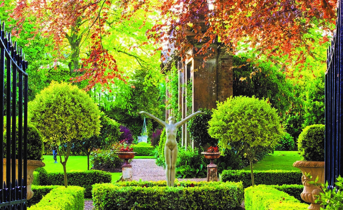 Побываем в саду принца Уэльского в Шотландии, в частном саду лорда Ротшильда на Корфу (остров Греции), в частном саду лорда Хазелтины в Оксфордшире и ещё во многих не менее красивых садах.-2