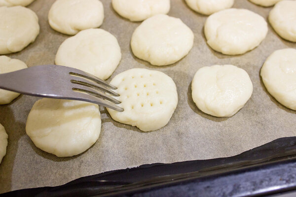 Формируем печенье с помощью вилки