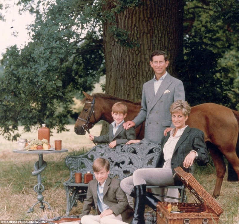 Хайгроув, 1991 год. Брак принца и принцессы уже трещит по швам, но на фото мы видим удивительную идиллию.