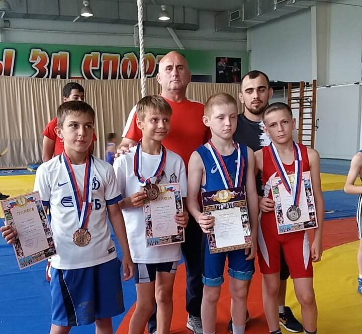 С 31 мая по 2 июня юные спортсмены из Темрюка приняли участие в краевых соревнованиях по спортивной (вольной) борьбе, которые прошли в городе Краснодаре. Более двухсот юношей из городов Краснодарского края и Адыгеи   соревновались за звание сильнейших. 
Юные борцы под руководством тренера детско-юношеской спортивной школы Исмаилова Магомеда выступили достойно. Серебряную медаль в своей весовой категории взял Гурьян Елизаров (68 кг), бронзовые медали завоевали Артем Кириченко (35 кг), Глеб Кулик (52 кг), Андрей Кириченко (44 кг) и Артем Солодухин (41 кг), сообщила заместитель директора по спортивно-массовой работе МБУ ДО ДЮСШ Ольга Кривокотченко.

