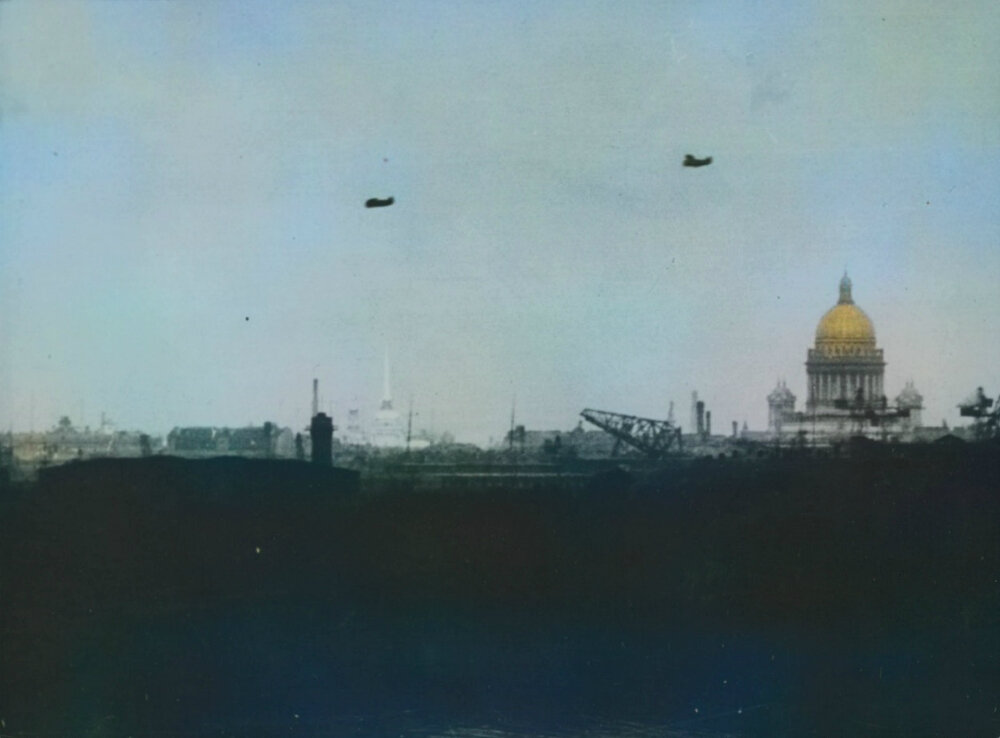 Истребители И-153 «Чайка» барражируют над Ленинградом. Этот немецкий снимок был сделан через оптику наблюдателей осенью 1941 года с южного берега Финского залива. В кадре видны еще не закрашенные камуфляжной краской шпиль Адмиралтейства и купол Исаакиевского собора. Сентябрь-ноябрь 1941 г.