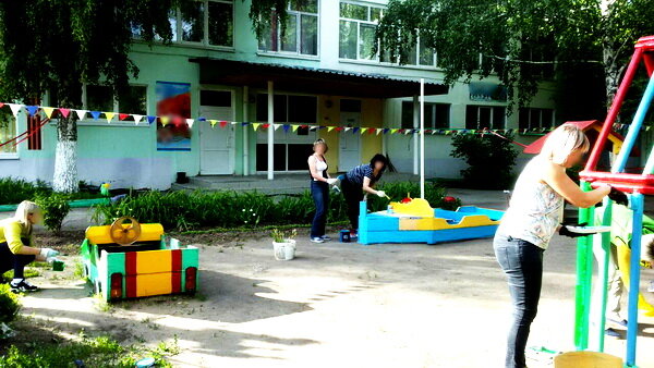 Участок группы в детском саду часто облагораживают родители