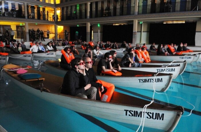 
Кинотеатр для настоящего "морского волка
Кино – замечательный способ, чтобы расслабиться после долгих трудовых будней. В эпоху интернета не возникает проблемы найти какой-нибудь фильм. Но, если вы киноман и хотите на премьеру? Или просто хотите выбраться вечером на прогулку с друзьями? Конечно, все сразу же подумают о кинотеатре. Среди обычных существуют такие кинотеатры, которые постигли искусство антуража. И ради необычной атмосферы их стоит посетить хотя бы раз в жизни.
