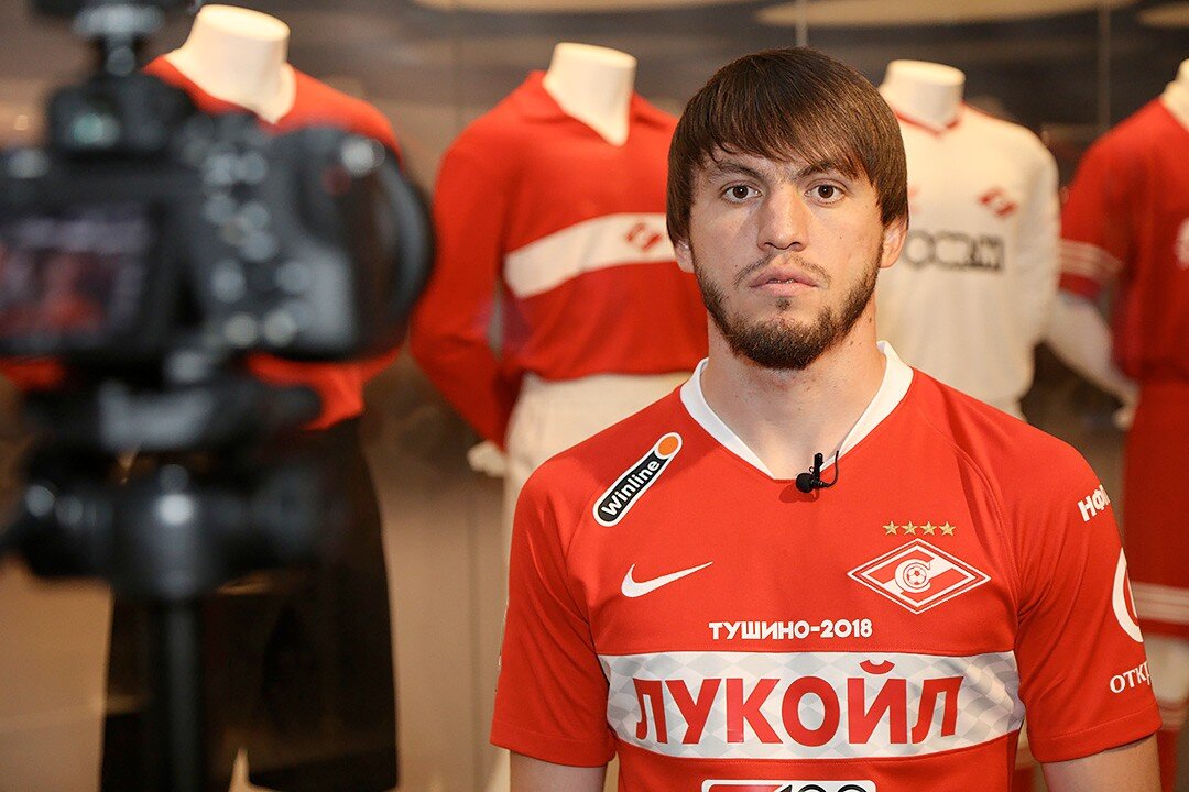  Контракт  с клубом сроком на три года подписал полузащитник Резиуан Мирзов.  26-летний хавбек начинал карьеру в Кабардино-Балкарии, выступая за нальчикский «Спартак».