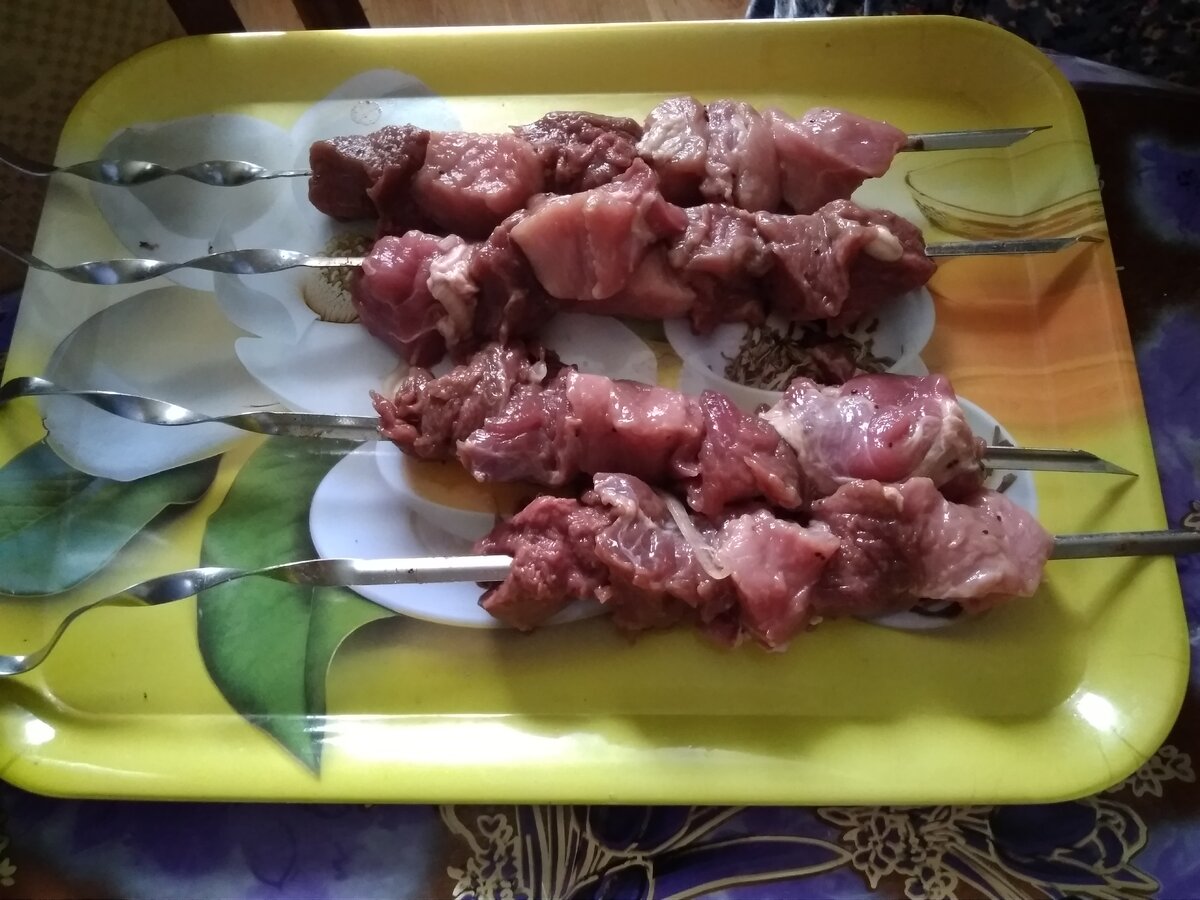 Свинина уже на шампурах