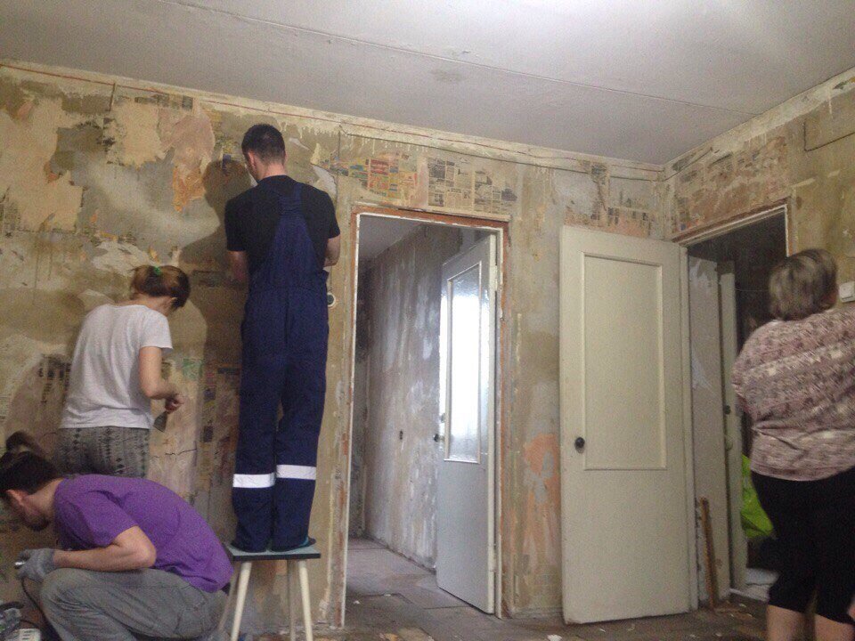 Обдираем старые обои.